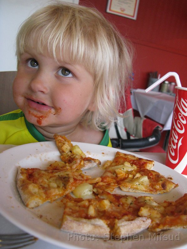 Bennas2010-4633.jpg - It seems someone is eating Pizza